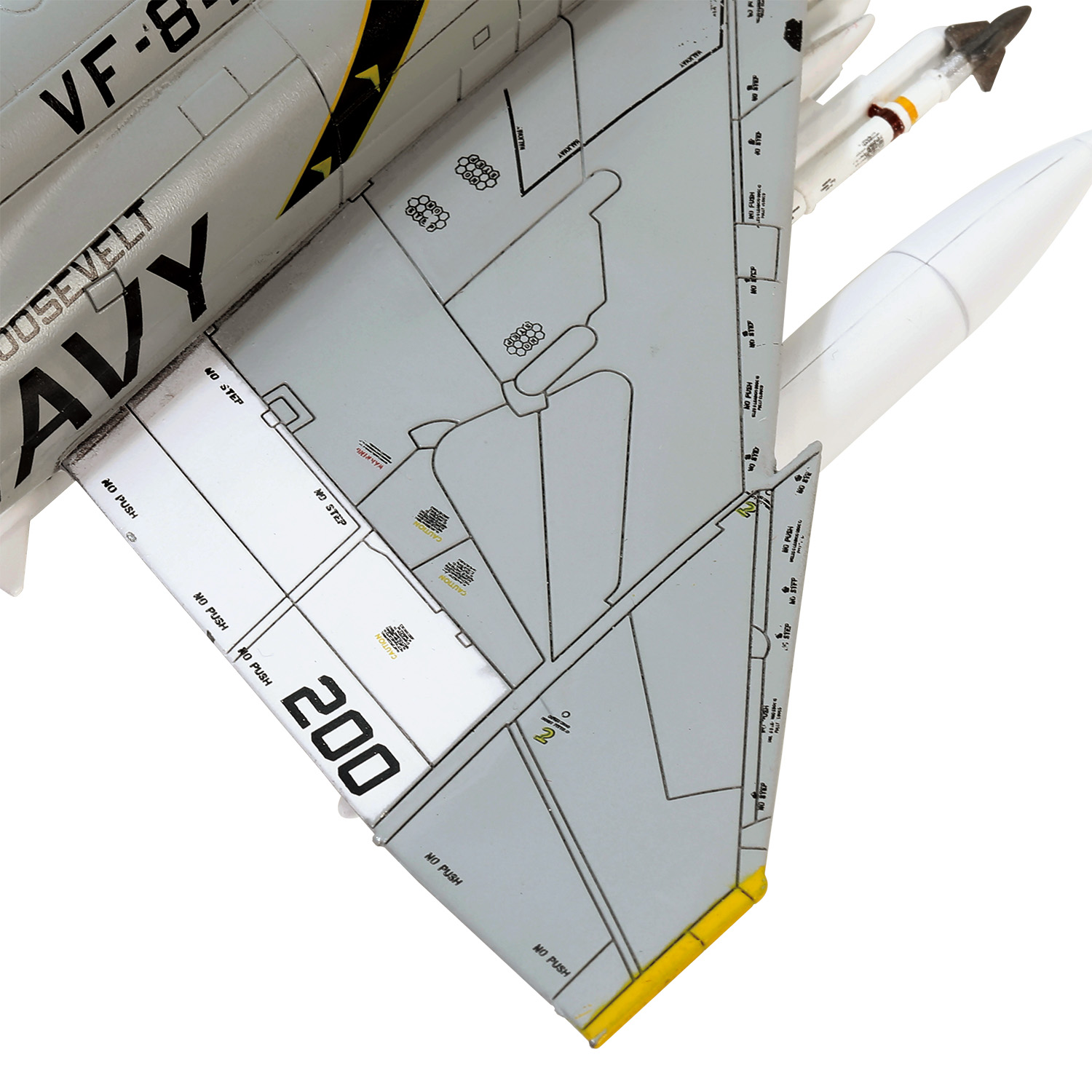 波音F-4J “鬼怪II” 战斗机 VF-84 “海盗旗” 美国海军罗斯福号航空母舰，第84战斗机中队(军机序号155861)