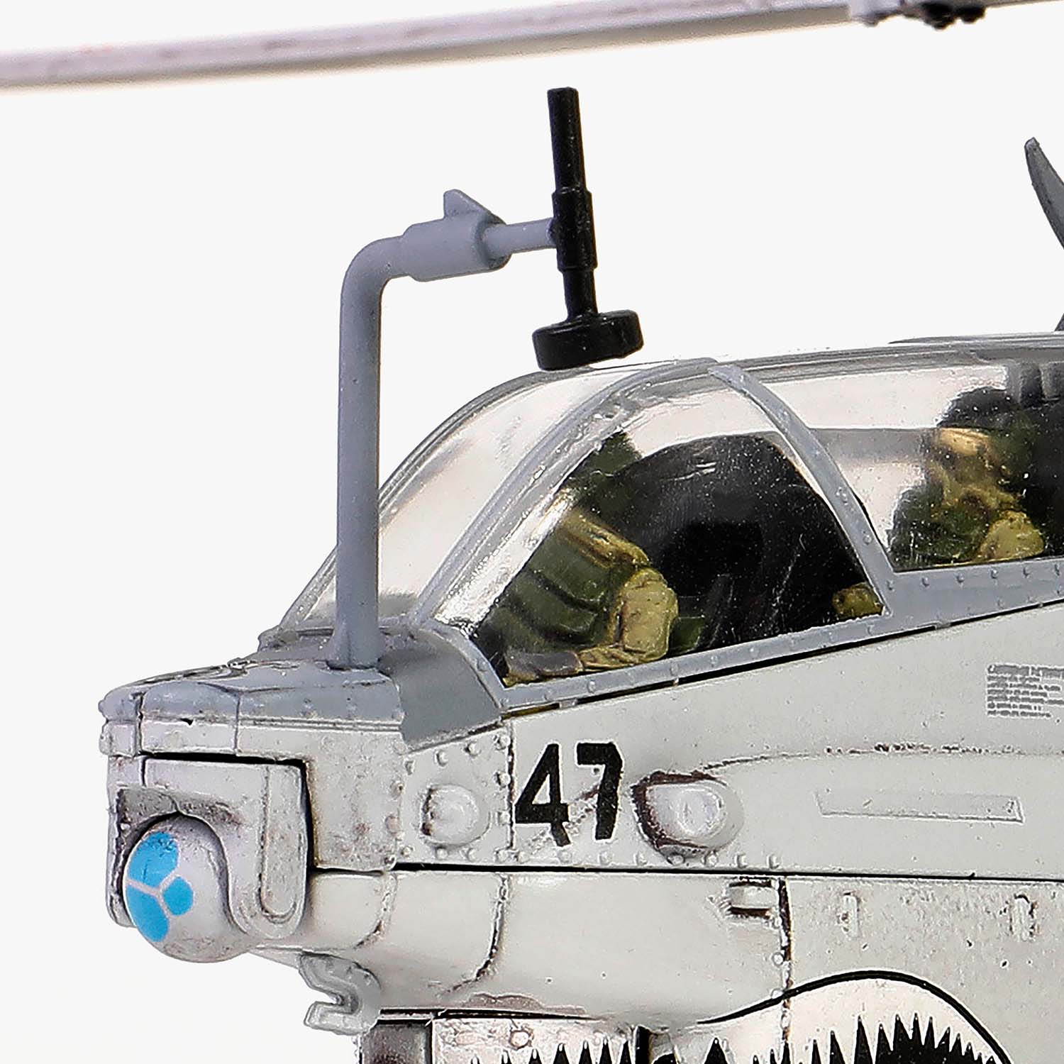 高度精密的飞行员涂装及机身细节
