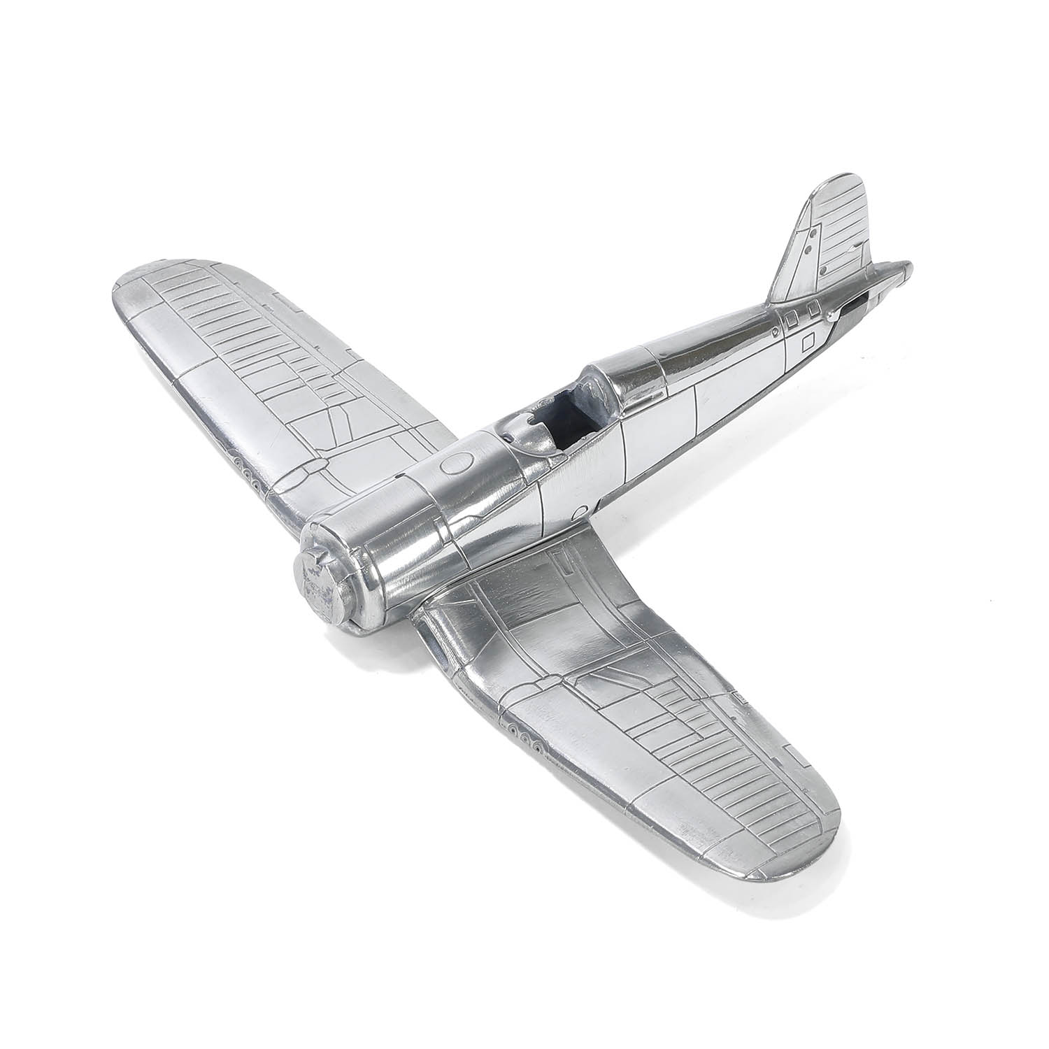 机身和机翼由压铸金属制成